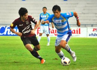 Pattaya United’s Keisuke Ogawa, right, attacks the Insee Police United defence during the first half of their Thai Premier League fixture in Chonburi, Saturday, May 14. (Photo/Ariyawat Nuamsawat)
